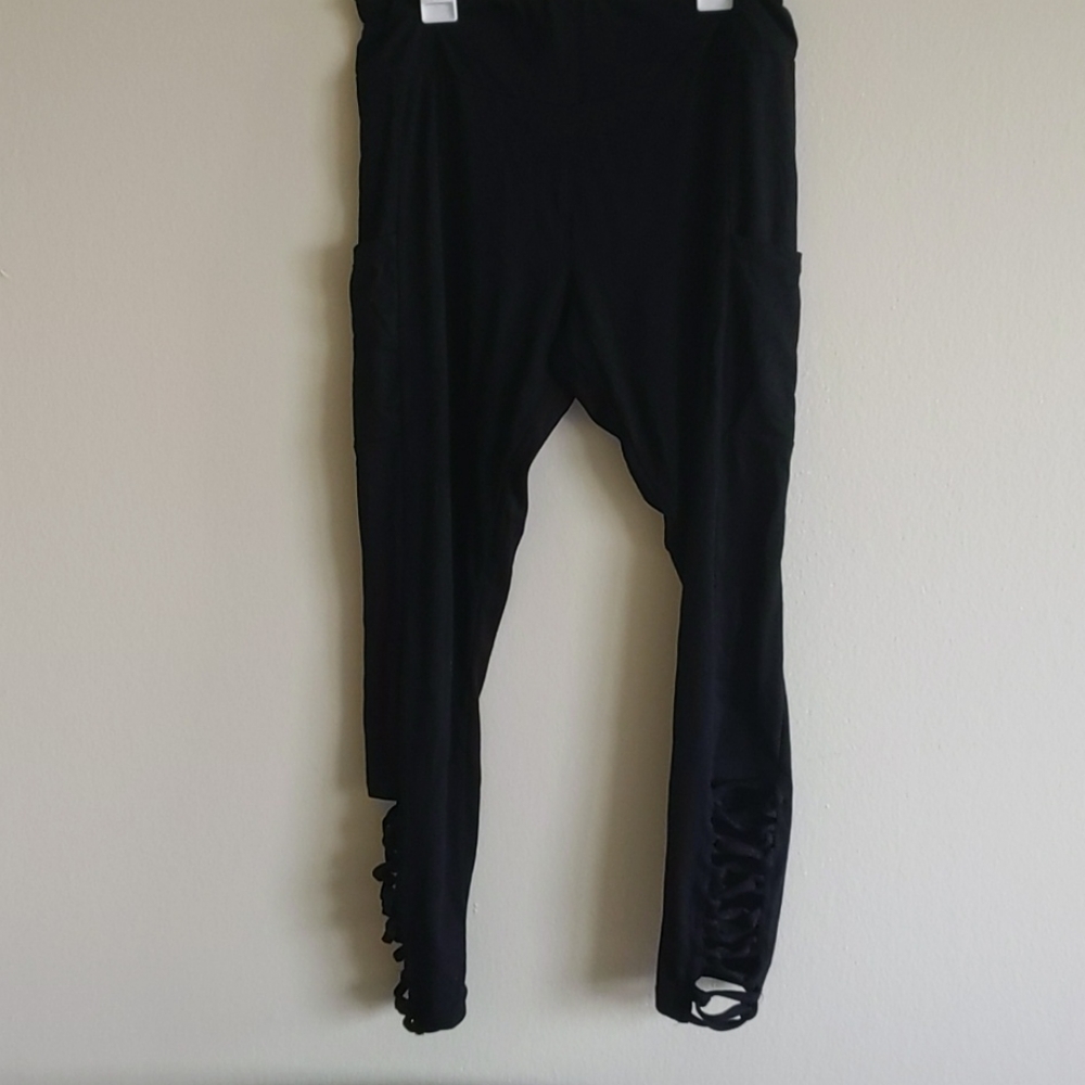 Black leggings with lattice detail and pockets